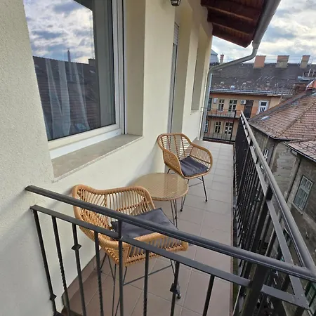 Rottenbiller Gardens Apartment *